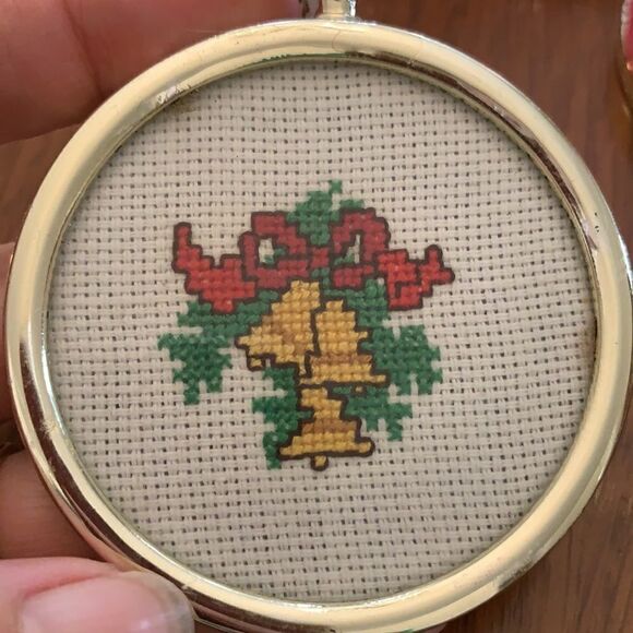 4 vintage round gold framed embroidered Christmas tree ornaments - Picture 4 of 6